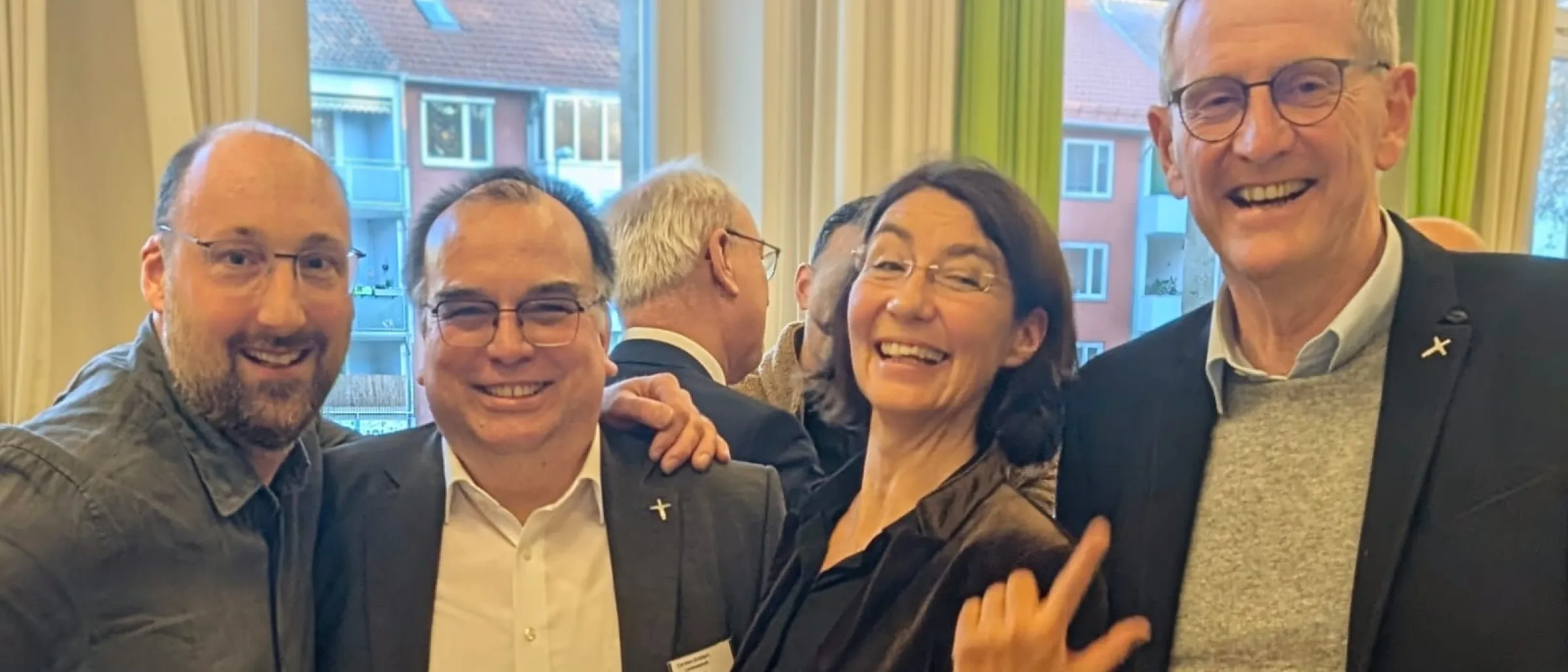 Auf dem Foto sind Landessynodale unserer Propstei mit der neuen Bischöfin zu sehen. Von links nach rechts Pfarrer Thomas Ehgart, Carsten Schillert, Dr. Christina-Maria Bammel und Jürgen Warnecke.