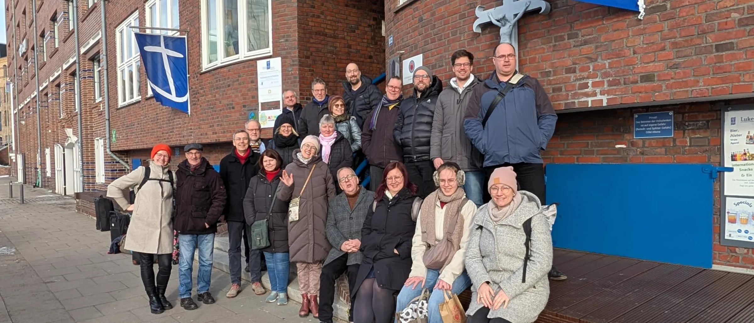 Der Pfarrkonvent der Propstei Gandersheim-Seesen war auf Studienfahrt in Hamburg. Das Foto zeigt die Gruppe vor der Unterkunft, der Seemannsmission Hamburg-Alton e.V.